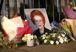 thatcher. Den afdøde britiske premierminister var forhadt i brede kredse, men som blomsterne her foran hendes hjem i London viser, findes der også dem, der satte pris på Margaret Thatcher. 