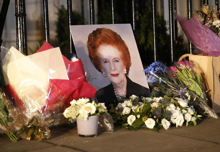 thatcher. Den afdøde britiske premierminister var forhadt i brede kredse, men som blomsterne her foran hendes hjem i London viser, findes der også dem, der satte pris på Margaret Thatcher. 