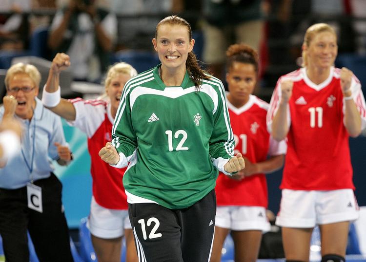 Triumf. I en alder af 35 år stopper Karin Mortensen karrieren. Som 25-årig vandt hun sit andet OL-guld i Athen. 