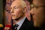 Bandebekæmpelse. De fleste af nøglepersonerne i banderne er kommet bag tremmer nu, og det er også derfor, justitsministeren sammen med mig kan udtrykke forsigtig optimisme i forhold til, at vi har fået stoppet det her, siger rigspolitichef Jens Henrik Højbjerg om udviklingen i den verserende bandekonflikt. 