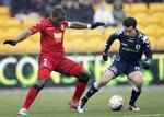 talent. FC Nordsjællands Jores Okore (tv) har i en ung alder spillet sig ind i det danske landsholds midterforsvar. 