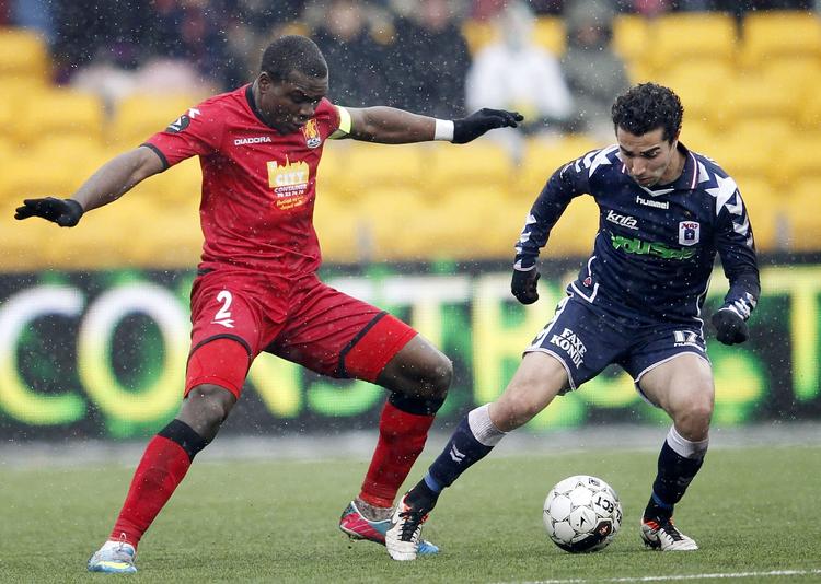 talent. FC Nordsjællands Jores Okore (tv) har i en ung alder spillet sig ind i det danske landsholds midterforsvar. 