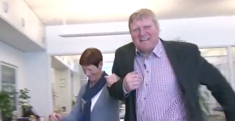 Talent. Ærøs borgmester, Karsten Landro (K), har talent og så synger han godt, siger Desiree Ulrich, der har lavet videoen med de fire dansende borgmestre. 