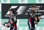 køligt. Mark Webber (tv)  lå til at vinde, da holdkammeraten Sebastian Vettel (th) stik mod hold-aftalen overhalede og tog sejren i Malaysia. 
