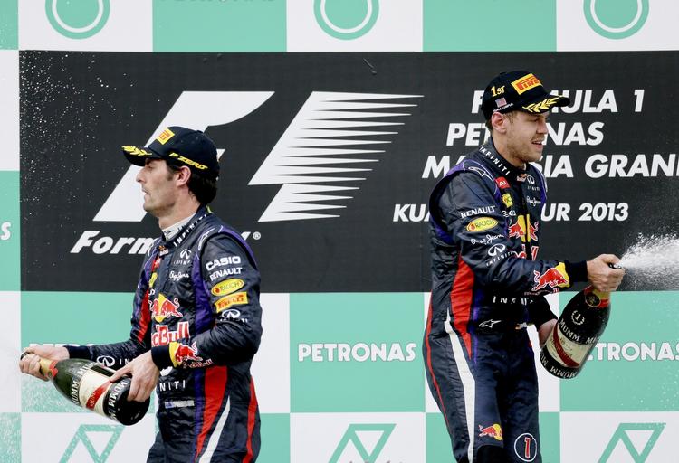køligt. Mark Webber (tv)  lå til at vinde, da holdkammeraten Sebastian Vettel (th) stik mod hold-aftalen overhalede og tog sejren i Malaysia. 