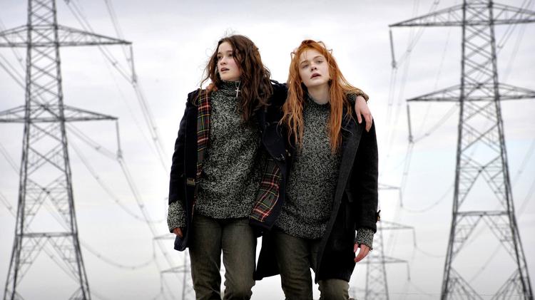 STRØMFØRENDE. Alice Englert og Elle Fanning spiller veninderne Rosa og Ginger i Sally Potters dannelseshistorie fra 40ernes London. Foto: UIP 