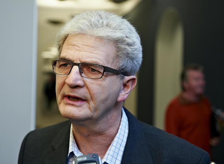 Skattely. Skatteminister Holger K. Nielsen forventer, at nye initiativer kan skæppe i statskassen. 