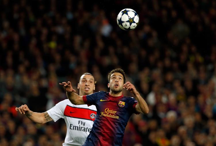 1-1. Zlatan Ibrahimovic (tv) var igen en af PSG's profiler, mens Jordi Alba (th) var bedste mand hos Barcelona i en ujævn kamp. 
