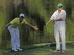 VANDGANG. På 9. hul af den afslappede par-3-turnering fik Caroline Wozniacki lod til at overtage fra kæresten Rory McIlroy. 