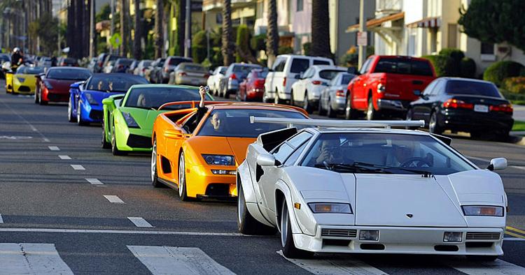 Vrooum. Det kommer formentlig til at se nogenlunde sådan her ud, når flere hundrede Lamborghinier kører ud på de italienske veje i næste måned. 
