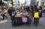 Roligt. Livet fortsætter i Sydkoreas hovedstad, Seoul, hvor der her bliver shoppet på hovedgaden Myeongdong. Og turisterne er heller ikke skræmt af de mange spændinger - endnu. 