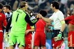 Keepere. To af klodens bedste målmænd kunne efter kampen give hinanden hånden - til venstre Bayerns Manuel Neuer og til højre Gianluigi Buffon. 