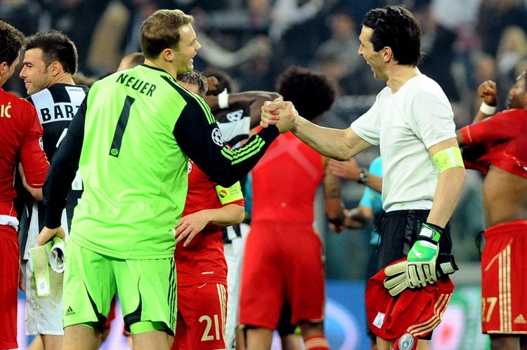 Keepere. To af klodens bedste målmænd kunne efter kampen give hinanden hånden - til venstre Bayerns Manuel Neuer og til højre Gianluigi Buffon. 