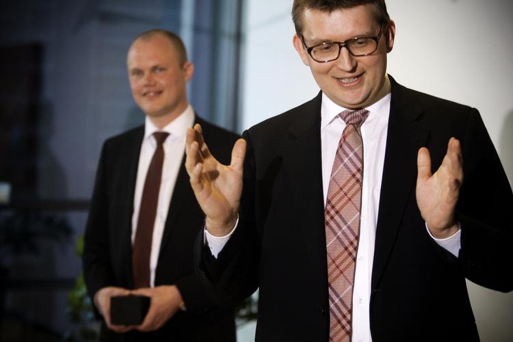 MISTÆNKELIGT. Peter Christensens (tv) besked sendt til Troels Lund Poulsens private mail, afslører, at Venstre havde en særlig interesse i Helle Thorning-Schmidts skattesag, vurderer Troels Mylenberg. 