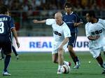 VM-guldvinder. Sir Bobby Charlton (midt) har trods sin efterhånden høje alder ikke helt glemt, hvordan den lille runde kugle skal spilles rundt på grønsværen. Det viser han her i 2004 i en velgørenhedskamp i Portugal. 