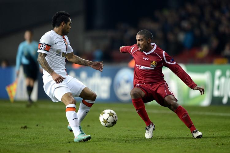 kontrakt. FC Nordsjællands Patrick Mtiliga (th) er fortsat en af Danmarks bedste venstrebacks. 