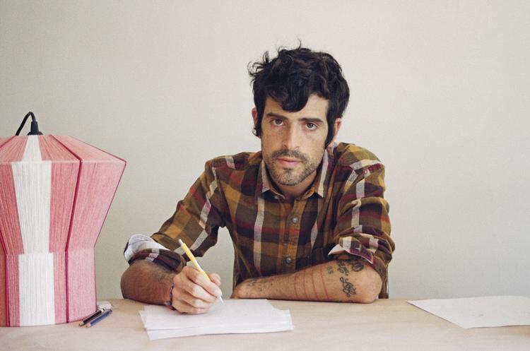 solskin. Devendra Banhart har lavet flere plader over samme læst, men har nu fundet ny inspiration blandt andet i Hildegard af Bingen.  Pr-foto: Warner 