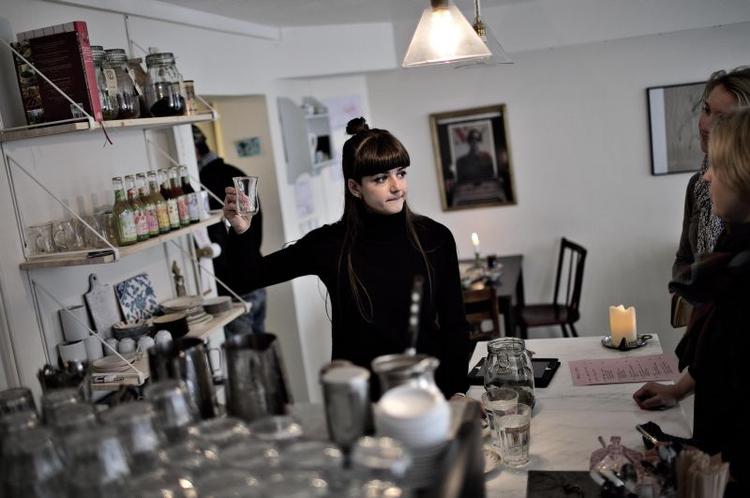 orient. En støvet fez, tyrkisk pop og eksotiske retter med eksotiske navne som yumurtali ekmek og za’atar. Mahalle i Birkegade føles som en tur sydpå. 