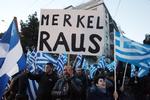 PROTEST. Demonstranter fra det yderligtgående parti Gyldent Daggry - som er gået frem som protestparti under krisen - demonstrerer ud for den tyske ambassade i Athen med plakaten: »Skrid, Merkel«. 