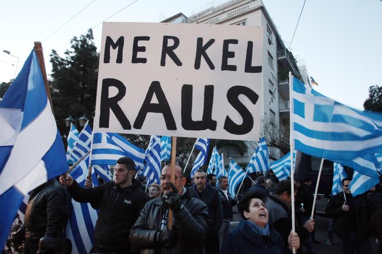 PROTEST. Demonstranter fra det yderligtgående parti Gyldent Daggry - som er gået frem som protestparti under krisen - demonstrerer ud for den tyske ambassade i Athen med plakaten: »Skrid, Merkel«. 