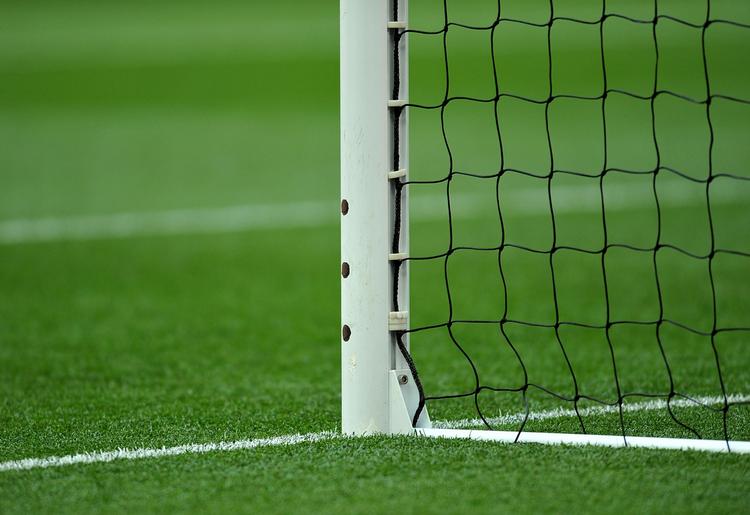 mållinjeteknologi. Sensorer i stolperne arbejder sammen med kameraer i 'Hawk-Eye' for at give dommeren et sikkert bud på, om bolden har været over stregen. 