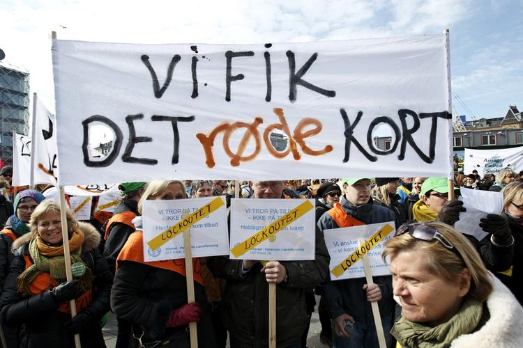 DEMONSTRATION. Lockoutede lærere protesterer mod konflikten på Rådhuspladsen i København 