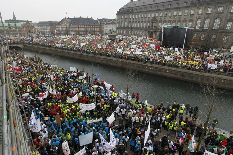 DEMONSTRATION. Busser fra hele landet er i dag ankommet med lærere. 