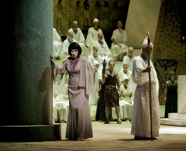 Aida.  Randi Stene i et scenebillede fra Det Kongelige  Teater. 