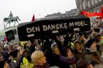 En særlig kiste blev transporteret rundt mellem demonstranternes hænder. 