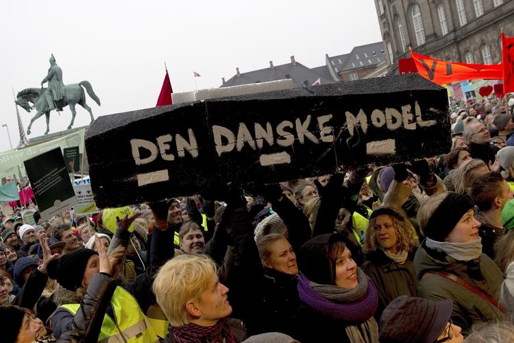 En særlig kiste blev transporteret rundt mellem demonstranternes hænder. 
