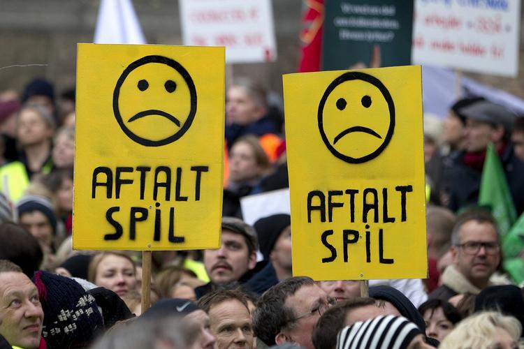 Demonstranterne mener, at KL og regeringen har lavet en fælles aftale, og at lærerforeningen derfor ikke får noget at skulle have sagt. 