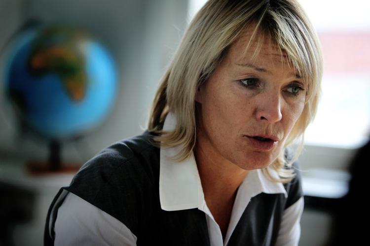 Forligsbrud. Lene Espersen mener, at forsvarsminister Nick Hækkerup (S) bevæger sig på kanten af forligsbrud, fordi han er parat til at indgå smal aftale med Enhedslisten om forsvarstoppens ledelse. 
