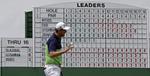 BIRDIESTRIBE. Scoretavlen i baggrunden viser hvordan Marc Leishman kom i spidsen for Masters med birdies på 13., 14., 15. og en bombe på 16. 