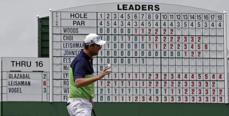 BIRDIESTRIBE. Scoretavlen i baggrunden viser hvordan Marc Leishman kom i spidsen for Masters med birdies på 13., 14., 15. og en bombe på 16. 