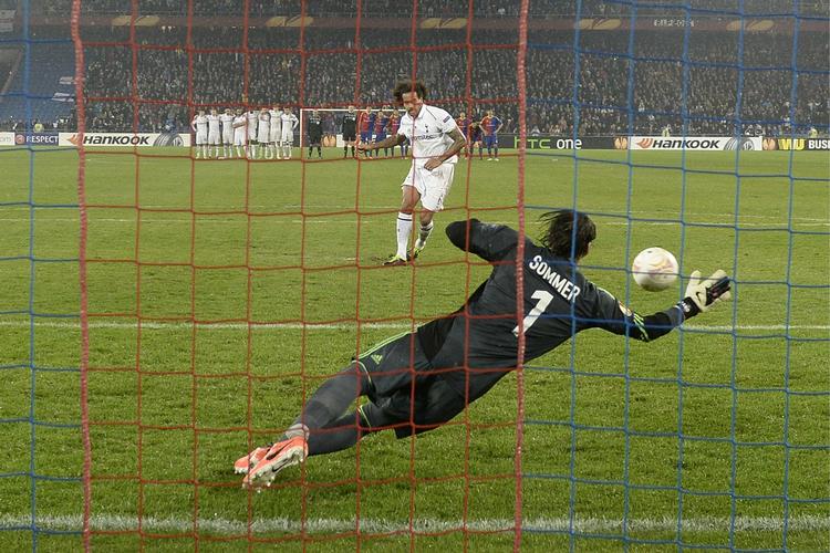 upræcise. Tottenham Hotspurs Benoit Assou-Ekotto var en af de engelske spillere, som missede et straffespark mod Basel. 