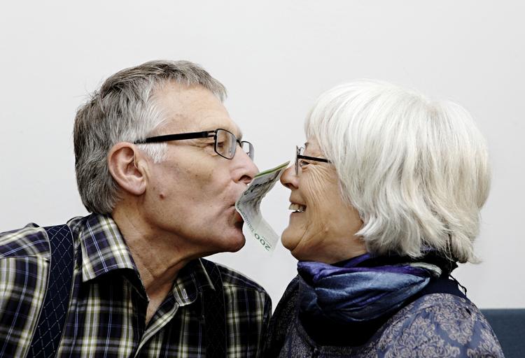 Kvindefald. I vores nabolande bliver mænd og kvinder lige langt tid på arbejdsmarkedet. Sådan er det ikke herhjemme. 