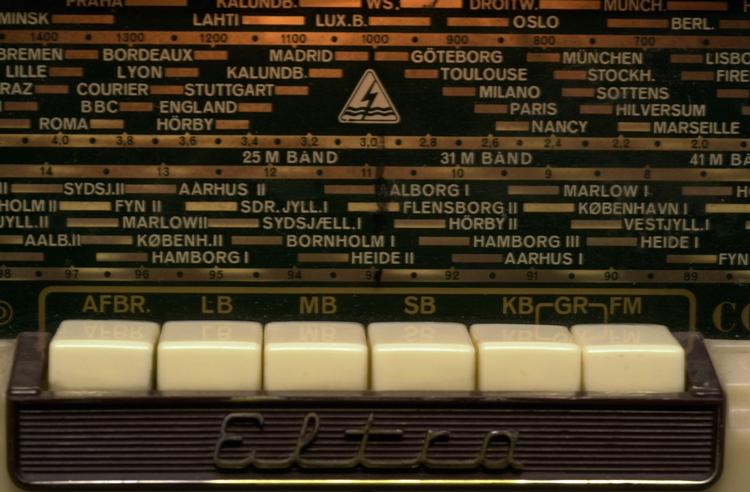 Kommerciel. SBS Radio har opslugt New Radio, der ejer Radio 100, Radio Soft og Radio Klassisk. Nu kan DR få konkurrence, lyder det fra mediehuset. 