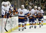 assist. New York Islanders-spillerne jubler efter sejrsmålet af Josh Bailey (midt) i kampen mod Boston Bruins. 
