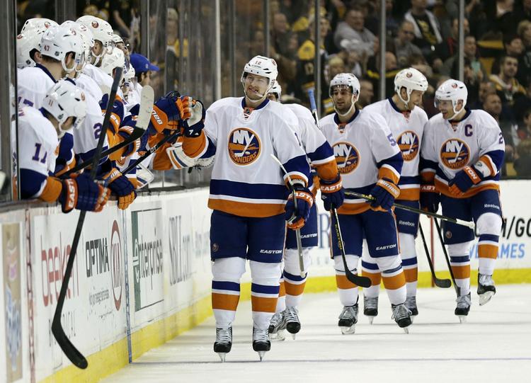 assist. New York Islanders-spillerne jubler efter sejrsmålet af Josh Bailey (midt) i kampen mod Boston Bruins. 