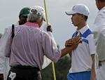 debut. Den kinesiske teenager Guan Tianlang (th) bliver gratuleret efter et slag under US Masters, hvor kineseren ligger side om side med Thomas Bjørn. 
