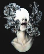 Hoveder. Fugle og blomster flokkes om ansigtet uden øjne i Marco Mazzonis 'Nubiculia' (2013) 