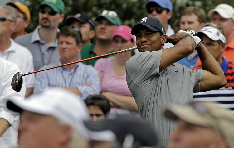 vildskud. Tiger Woods har det største tilskuer-følge af samtlige golfspillere. Og det skulle amerikaneren i dag være glad for, da han to gange ramte tilskuere, så bolden røg tilbage på banen. 