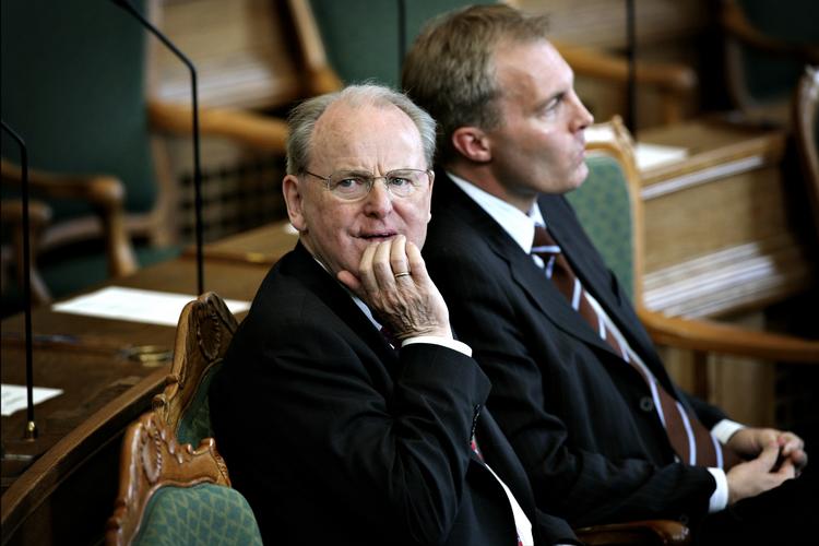 indgreb. Poul Nødgaard (tv) sad selv i Folketinget i 17 år. Han er nu medlem af KL's bestyrelse og mener, at regeringen bør stoppe konflikten mellem lærere og KL nu. (arkivfoto) 