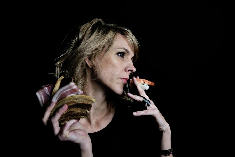 Dekadence. Cecilie Frøkjær tør ikke tænke på, hvor mange penge hun har brugt på sushi. Men hun har også en svaghed for 'kromad' som stribet flæsk. 
