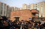 Forsvar. To af de anklagede for en gruppevoldtægt på en bus er uskyldige, fastholder advokat Ajay Prakash Singh, der her er omringet af journalister uden for retslokalet i New Delhi, Indien. De var slet ikke om bord på bussen, lyder det. 