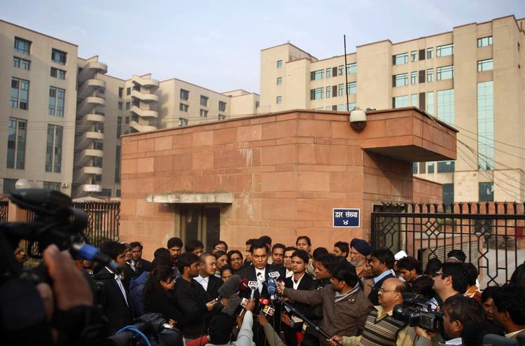 Forsvar. To af de anklagede for en gruppevoldtægt på en bus er uskyldige, fastholder advokat Ajay Prakash Singh, der her er omringet af journalister uden for retslokalet i New Delhi, Indien. De var slet ikke om bord på bussen, lyder det. 