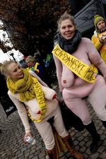 Demonstranterne havde klædt sig forskelligt på... eller som her slet ikke klædt sig på. 