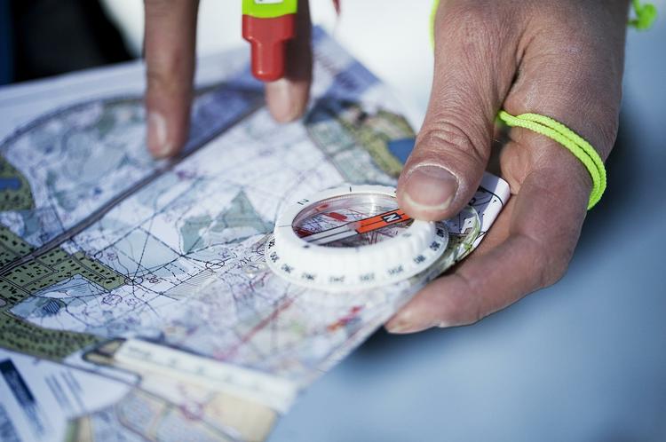 Nord. Det eneste udstyr, du behøver, udover løbesko og bukse med lange ben, er et kompas. Vend kortet, så det peger i samme retning som nordpilen, hver gang du har skiftet løberetning. 