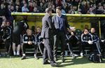 handelsparat. Michael Laudrup (midt) hilser på Norwich-manager Chris Hughton før kampen 6. april. 