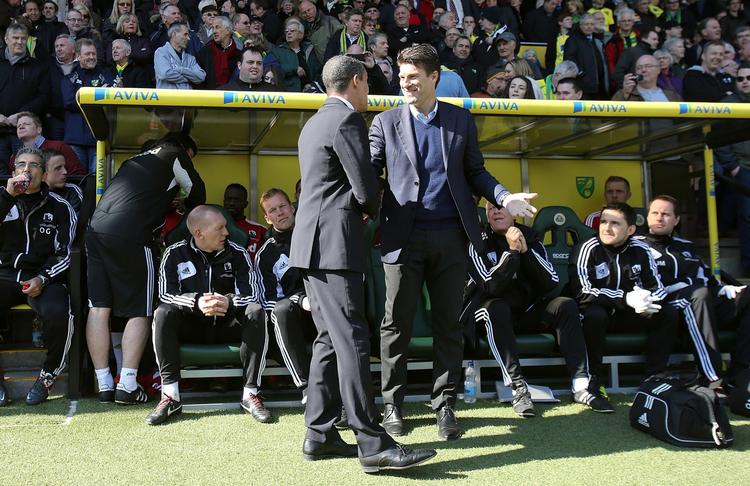 handelsparat. Michael Laudrup (midt) hilser på Norwich-manager Chris Hughton før kampen 6. april. 